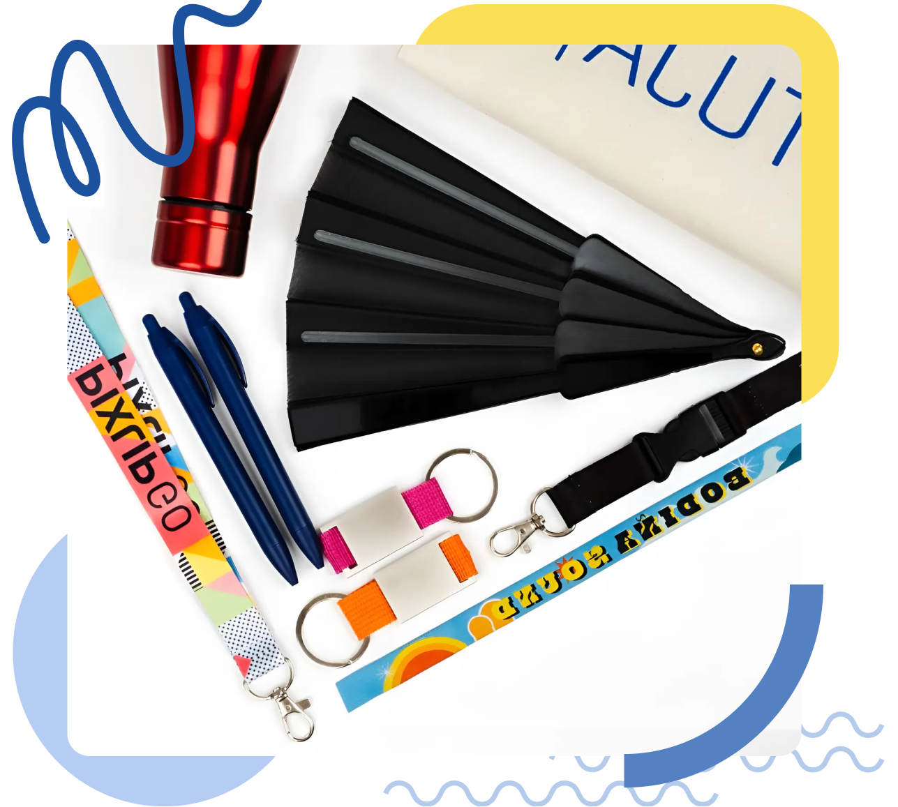 Composición de productos promocionales: bolígrafos, lanyards, abanicos, botellas y llaveros personalizados